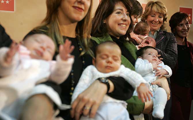 Esperanza Aguirre presentaba en febrero de este año los llamados "Cheque-Bebé". (Foto: Antonio Heredia).