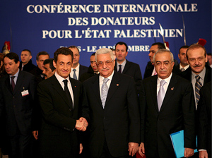 El presidente francs, Nicols Sarkozy (izda), estrecha la mano del presidente de la Autoridad Palestina (ANP), Abu Mazen. (Foto: EFE)