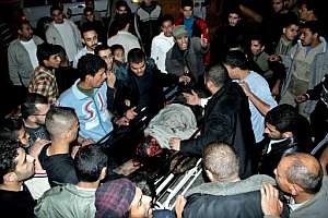 Palestinos trasladan el cadavr de un militante de la Yihad Islmica a su salida de la morgue del hospital de Shifa. (Foto: EPA)