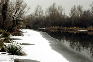 La orilla del ro Tormes en Salamanca tras las nevadas. (Foto: EFE)