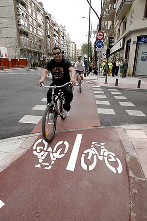 Ciclistas en el carril bici (Foto: Javi Martínez).