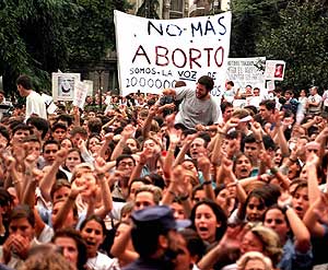 Manifestación en contra del aborto en Madrid en septiembre de 1998. (Foto: EFE)