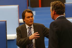 Artur Mas junto a Lorenzo Mil minutos antes de enfrentarse a las preguntas de 60 ciudadanos. (Foto: Quique Garca)