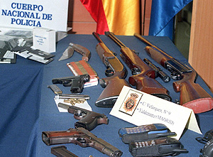 Armas incautadas en una operacin policial. (Foto: EFE)