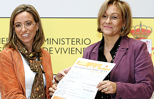 La ministra Chacón y la consejera madrileña Mariño en la firma del convenio. (Foto: EFE)