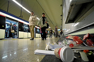 Basura acumulada en la estación de Plaza de España. (Foto: Sergio González)