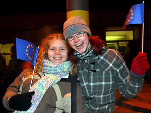 Dos jvenes celebran la expansin de la Europa sin fronteras. (Foto: EFE)