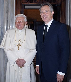 Blair, junto a Benedicto XVI, tras visitar al Pontífice en junio. (Foto: AFP)