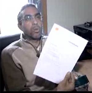 Mohamed Zaidi, en una televisión francesa, con la carta donde se le escribía la contraseña.