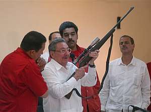 Raúl Castro muestra a Hugo Chávez uno de los rifles con los que combatió su hermano Fidel en Sierra Maestra. (Foto: AP)