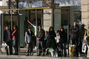 Usuarios de los autobuses de Barcelona esperando en una parada a los vehculos este domingo. (Foto: Christian Maury)