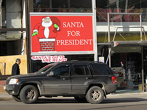 Un enorme cartel que reza 'Santa Claus, presidente'.