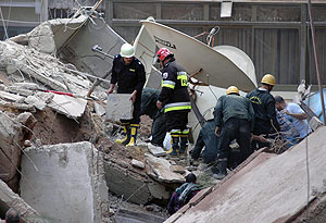 Los equipos de rescate trabajan en el edificio derrumbado. (Foto: AP)