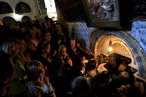 Cristianos rodean la caverna, excavada en una roca caliza, denominada la Gruta de la Leche, sobre la que se construy la Iglesia de la Natividad, levantada donde la tradicin sita el nacimiento de Jess. (Foto: EFE)