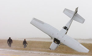 Una avioneta, volcada por los fuertes vientos en Kenosha (Wisconsin). (Foto: AP)
