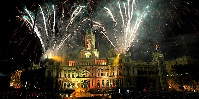 Imagen del espectáculo de luces ofrecido por el Ayuntamiento de Madrid en Cibeles. (Foto: S. González)