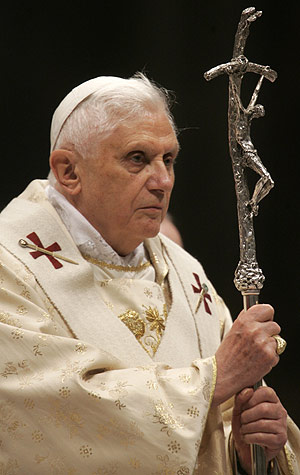 Benedicto XVI durante la tradicional Misa del Gallo. (Foto: EFE)