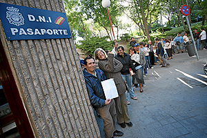 Colas para tramitar el DNI y el pasaporte en una comisara espaola. (Foto: Sergio Gonzlez)