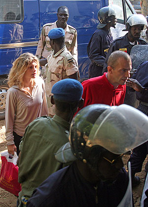 Eric Breteau, el líder de la ONG, delante de Emilie Lelouch, al llegar al juicio en Yamena. (Foto: AFP)