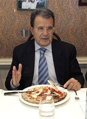 El primer ministro de Italia, Romano Prodi, comindose una pizza en Npoles. (Foto: AP)
