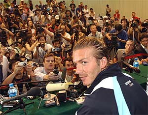 Beckham, durante una rueda de prensa en China. (Foto: AP)