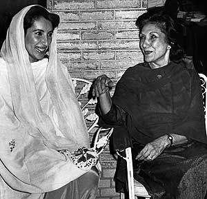 Benazir Bhutto, junto a su madre. (Foto: AFP)