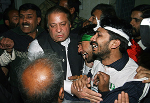 Nawaz Sharif, en el centro, rodeado de seguidores. (Foto: AFP)