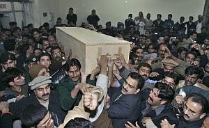 Partidarios de Bhutto sacan el féretro con sus restos mortales del Hospital General de Rawalpindi. (Foto: AP)
