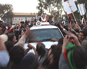 Benazir Bhutto, instantes antes del asesinato. (Foto: John Moore)