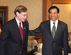 Bo Xilai saluda al presidente del Banco Mundial, Robert Zoellick, al inicio de una reunin en Pekn. (Foto: EFE)