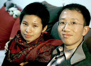 Hu Jia y su mujer Zeng Jinyan. (Foto: AFP | Frederic J. Brown)