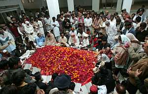 Decenas de personas rezan alrededor de la tumba de Bhutto. (Foto: AFP)