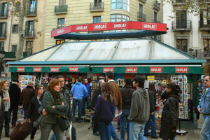 Algunos quioscos han pasado la jornada con normalidad, como ste del centro de Barcelona. (Foto: Joan Manuel Baliellas)