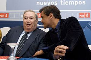Lpez Aguilar (derecha), con el presidente del PSC-PSOE, Jernimo Saavedra, durante el comit regional. (Foto: EFE)