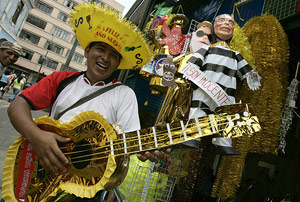 n hombre posa disfrazado junto a un mueco del ex presidente peruano Alberto Fujimori. (Foto: EFE)
