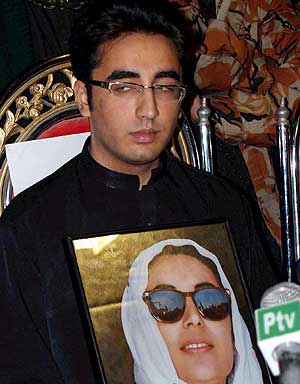 Bilawal Bhutto Zardari, junto a una fotografía de su madre, Benazir. (Foto: EFE)