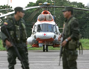 Policas colombianos vigilan ante un helicptero venezolano en Villavicencio. (Foto: AFP)