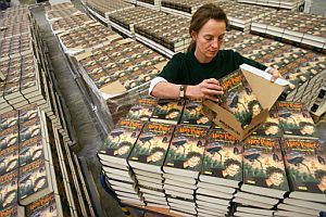 Una vendedora coloca el ltimo libro de Harry Potter. (Foto: AFP)