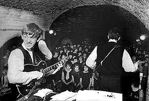 Los Beatles durante una actuación en el mítico pub de Liverpool 'The Cavern'. (Foto: EL MUNDO)