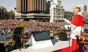 El cardenal arzobispo de Madrid, Antonio María Rouco, ante los asistentes del acto. (Foto: EFE / Ballesteros)