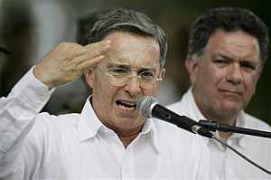 Uribe, en la rueda de prensa que ha ofrecido en Villavicencio. (Foto: REUTERS)