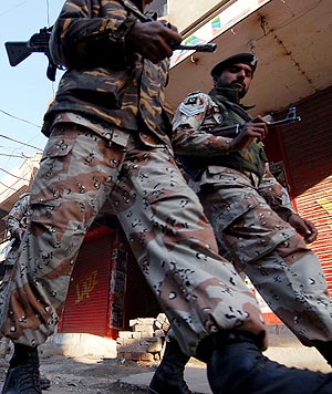 Dos militares patrullan por las calles de la ciudad donde nacin Bhutto tras los actos de violencia. (Foto: AFP)