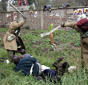 La polica keniana golpea a unos manifestantes. (Foto: EFE)