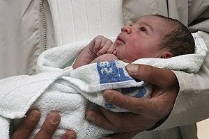 Pablo Enrique Brum es el primer madrileo nacido en 2008. (Foto: EFE)