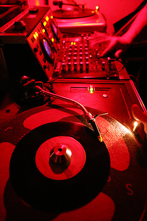 Cabina de un DJ en plena sesin de baile. (Foto: Sergio Gonzlez)