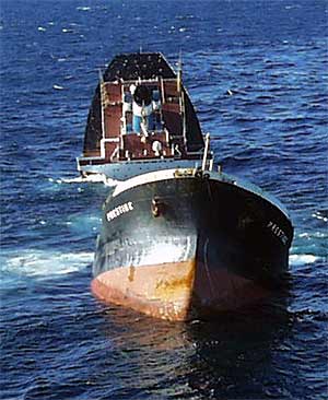 El buque se hunde frente a las costas gallegas en 2002. (Foto: EFE)