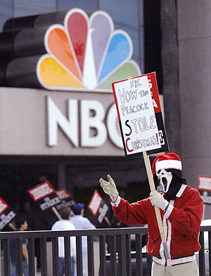 Protestas a las puertas de la NBC. (Foto: REUTERS)