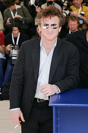Sean Penn posa en Cannes en 2004. (Foto: AFP)
