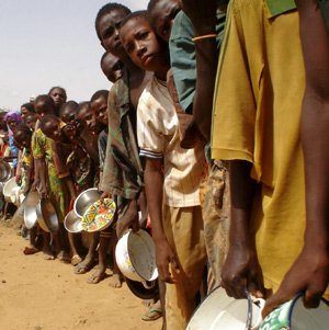 Un grupo de nios espera recibir una racin de alimentos distribuidos por la Cruz Roja en Nger. (Foto: EFE)