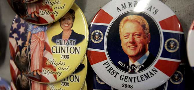 Chapas de apoyo a Hillary Clinton como presidente, y a su marido Bill como 'primer caballero'. (Foto: S. Honda)